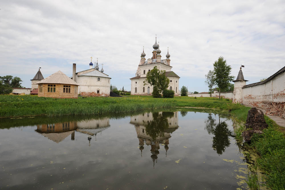 Вид на Михайло-Архангельский собор<br>и пруд на территории монастыря